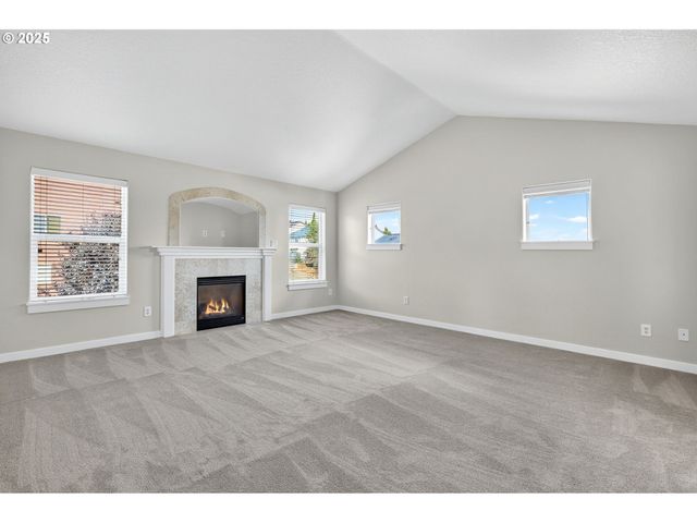 12818 Se MEADEHILL Ave, Happy Valley, OR 97086