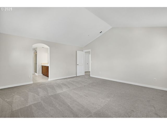 12818 Se MEADEHILL Ave, Happy Valley, OR 97086