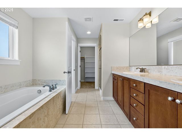 12818 Se MEADEHILL Ave, Happy Valley, OR 97086