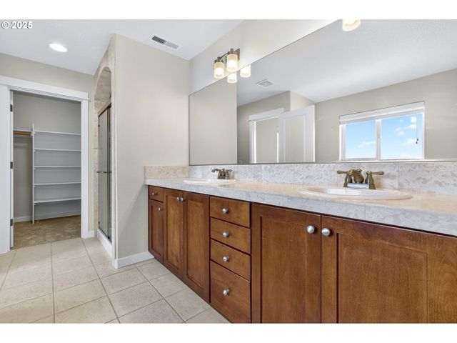 12818 Se MEADEHILL Ave, Happy Valley, OR 97086