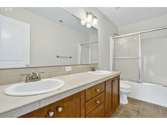 12818 Se MEADEHILL Ave, Happy Valley, OR 97086