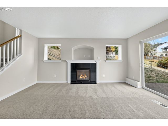 12818 Se MEADEHILL Ave, Happy Valley, OR 97086