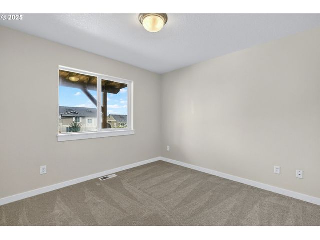 12818 Se MEADEHILL Ave, Happy Valley, OR 97086