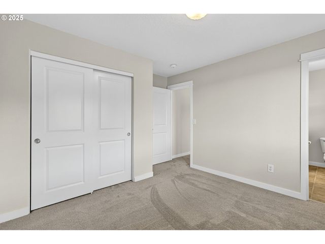 12818 Se MEADEHILL Ave, Happy Valley, OR 97086