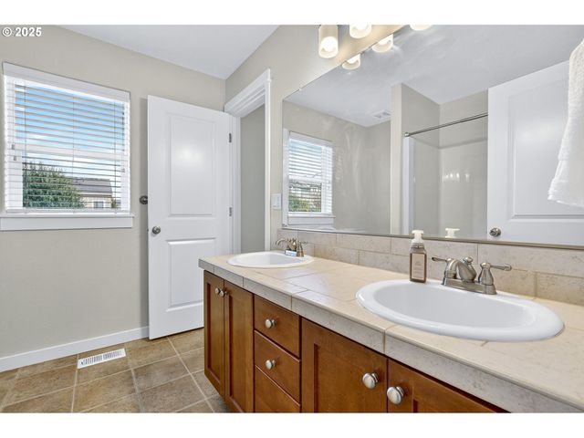 12818 Se MEADEHILL Ave, Happy Valley, OR 97086