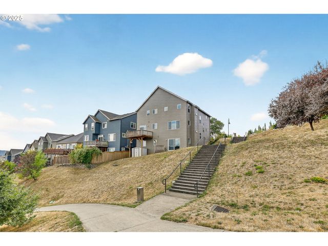 12818 Se MEADEHILL Ave, Happy Valley, OR 97086