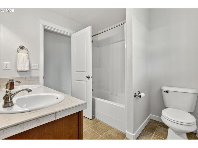 12818 Se MEADEHILL Ave, Happy Valley, OR 97086