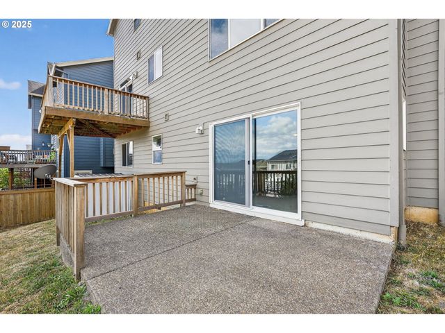 12818 Se MEADEHILL Ave, Happy Valley, OR 97086