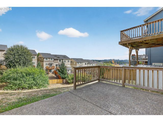 12818 Se MEADEHILL Ave, Happy Valley, OR 97086