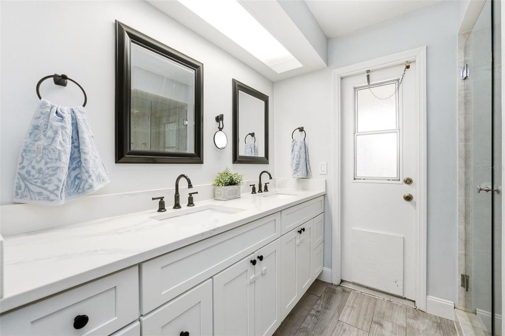 Image 16 of property listing at 8636 ALEGRE CIR, Orlando, FL 32836