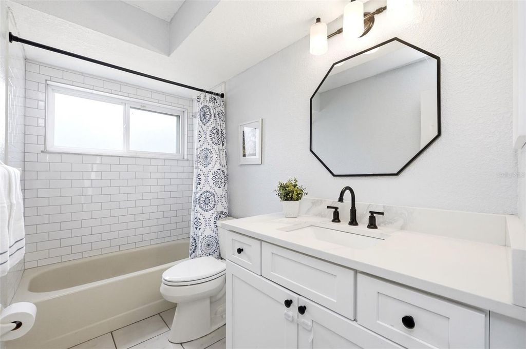 Image 20 of property listing at 8636 ALEGRE CIR, Orlando, FL 32836