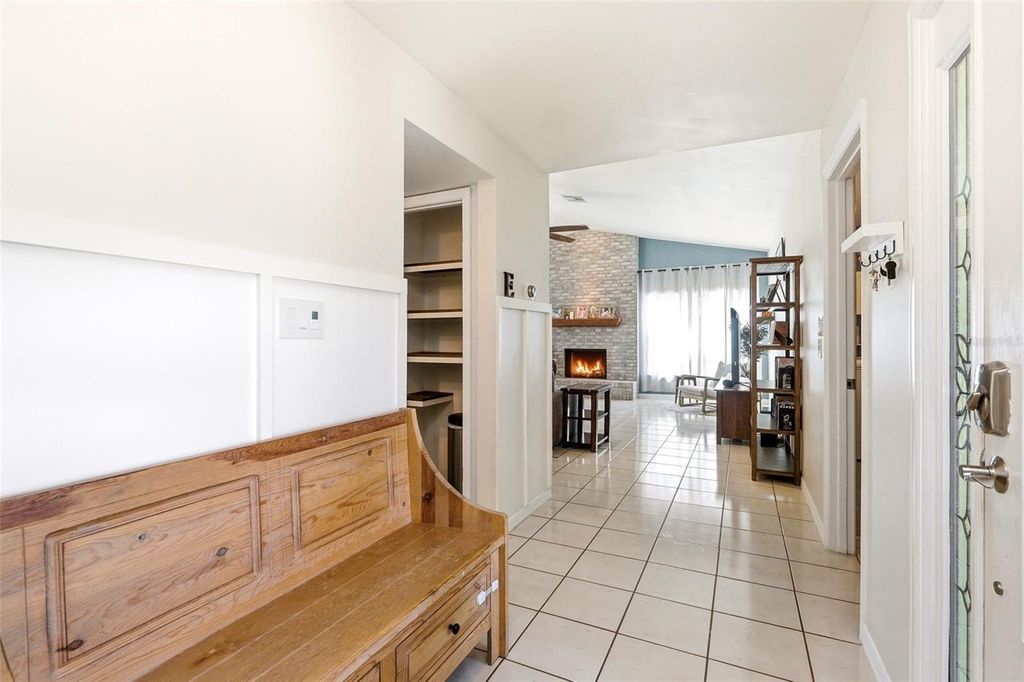 Image 5 of property listing at 8636 ALEGRE CIR, Orlando, FL 32836