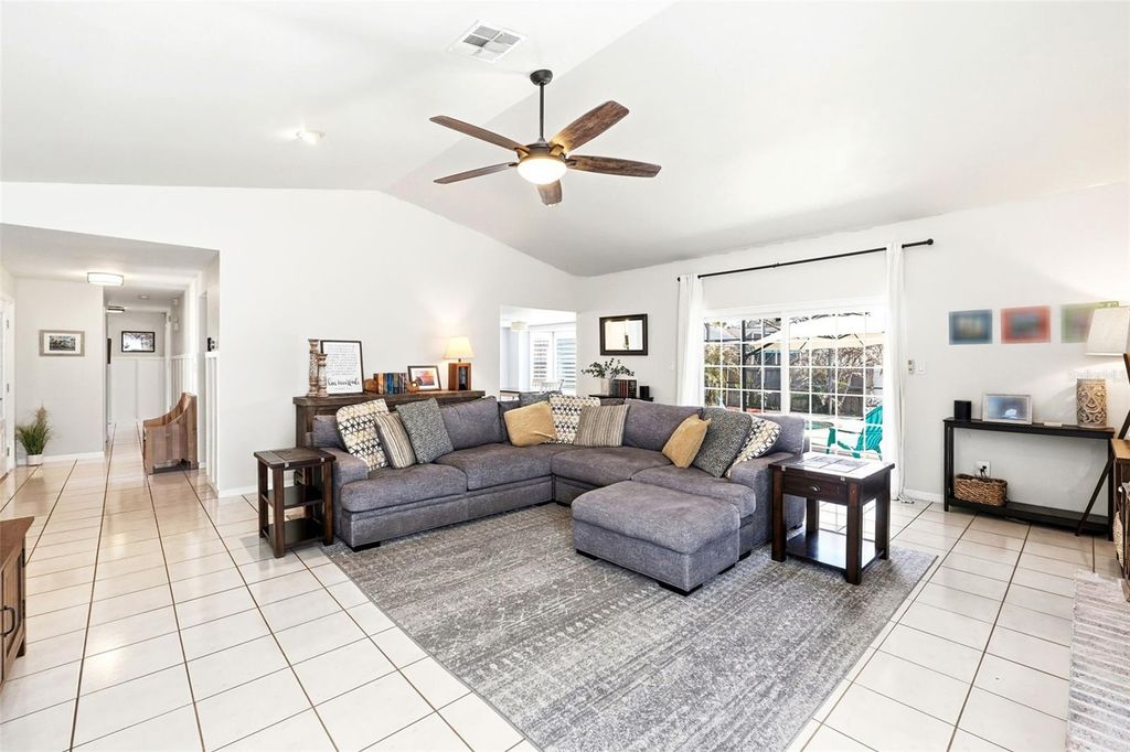 Image 8 of property listing at 8636 ALEGRE CIR, Orlando, FL 32836