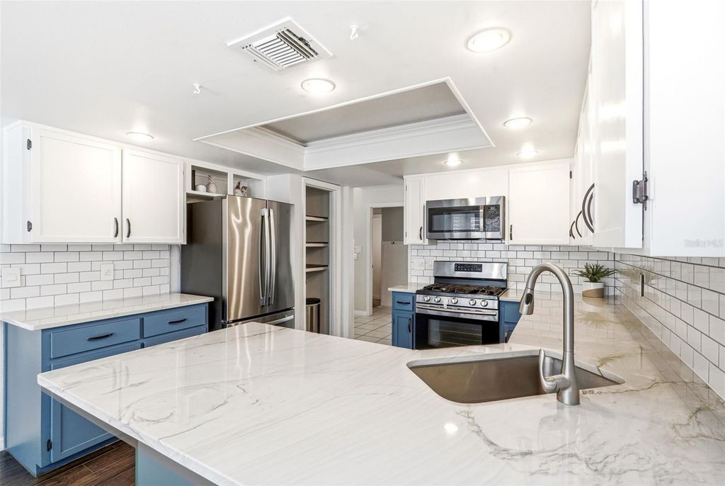 Image 10 of property listing at 8636 ALEGRE CIR, Orlando, FL 32836