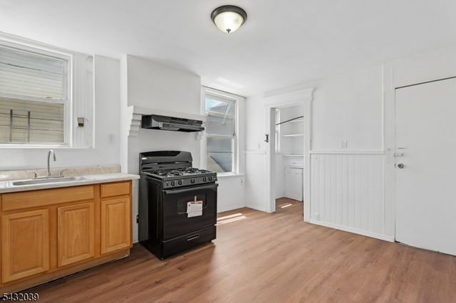 55 Hawkins St, Newark City, NJ 07105
