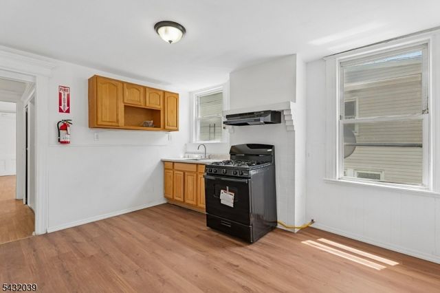 55 Hawkins St, Newark City, NJ 07105