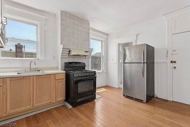55 Hawkins St, Newark City, NJ 07105