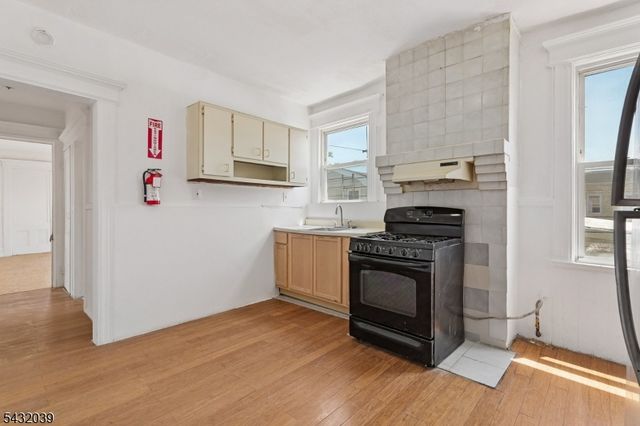 55 Hawkins St, Newark City, NJ 07105