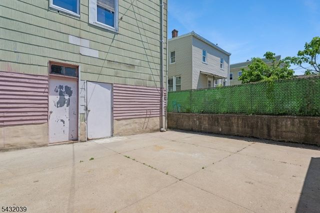 55 Hawkins St, Newark City, NJ 07105