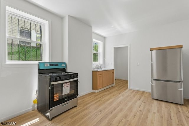55 Hawkins St, Newark City, NJ 07105