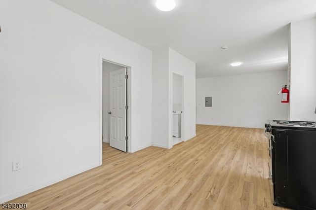 55 Hawkins St, Newark City, NJ 07105