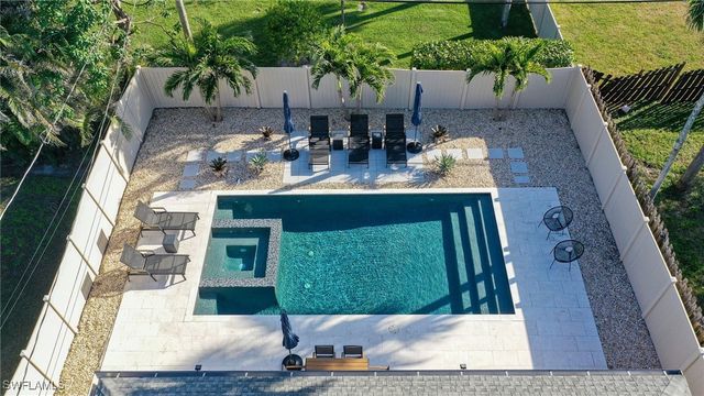 648 96th AVE N, Naples, FL 34108