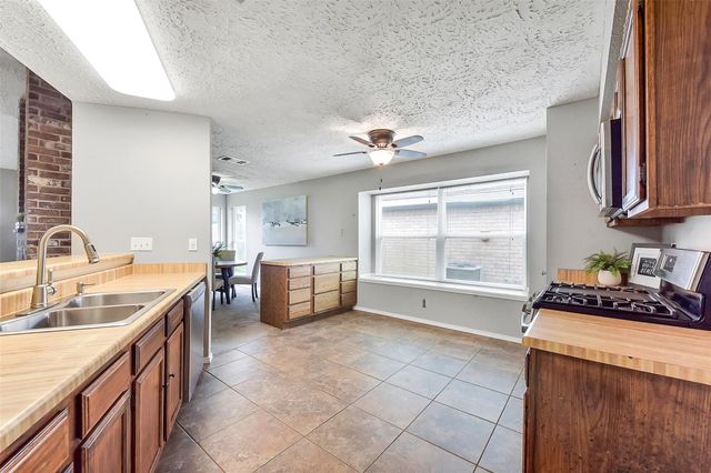 331 Enfield Drive, Highlands, TX 77562