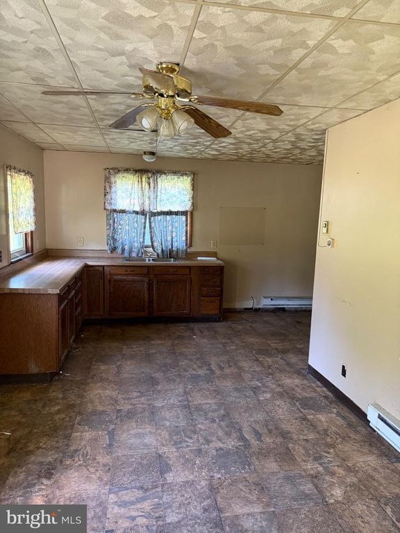 8 TREMONT RD, Tremont, PA 17981
