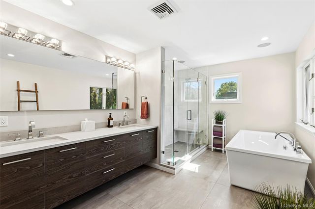 4 Polo Grounds Lane, East Quogue, NY 11942