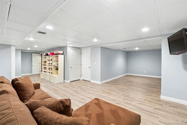 4 Polo Grounds Lane, East Quogue, NY 11942