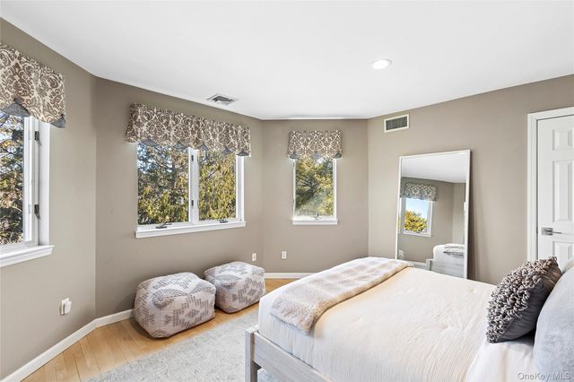 4 Polo Grounds Lane, East Quogue, NY 11942