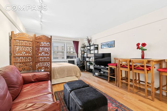 321 E 45th St Apt 9F, New York City, NY 10017