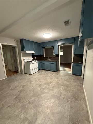 506 Gardenia Street, Lake Jackson, TX 77566