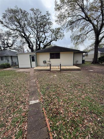 506 Gardenia Street, Lake Jackson, TX 77566