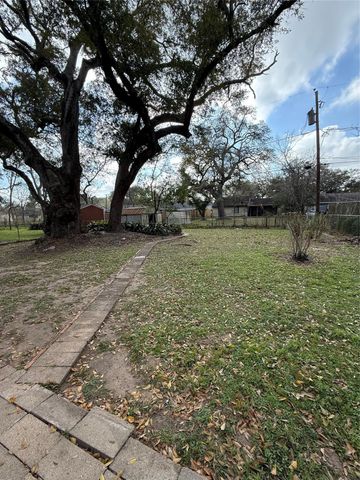 506 Gardenia Street, Lake Jackson, TX 77566