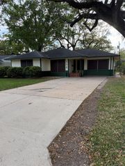 506 Gardenia Street, Lake Jackson, TX 77566
