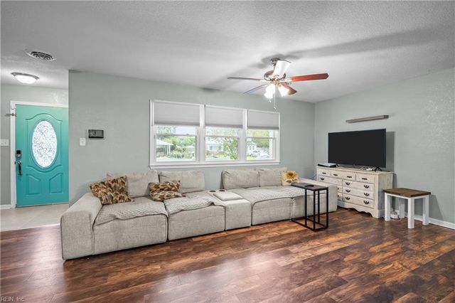3104 Coach House LN, Virginia Beach, VA 23452