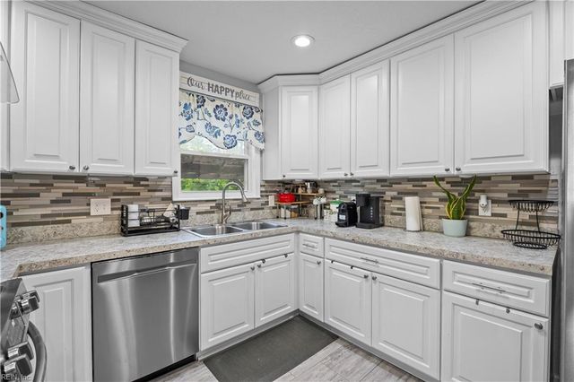 3104 Coach House LN, Virginia Beach, VA 23452