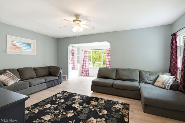 32 Oakwood Avenue, Bedford, OH 44146