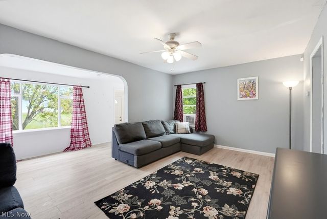 32 Oakwood Avenue, Bedford, OH 44146