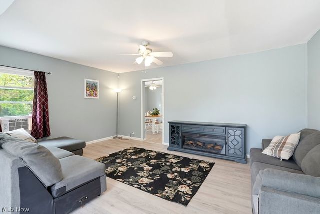 32 Oakwood Avenue, Bedford, OH 44146