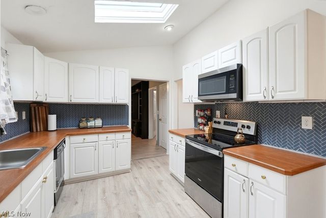 32 Oakwood Avenue, Bedford, OH 44146