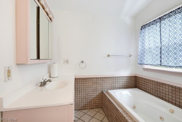 32 Oakwood Avenue, Bedford, OH 44146