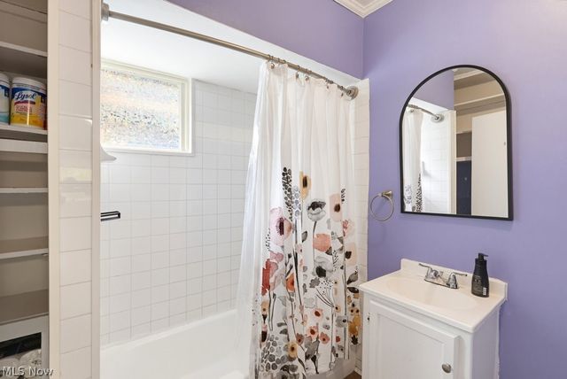32 Oakwood Avenue, Bedford, OH 44146