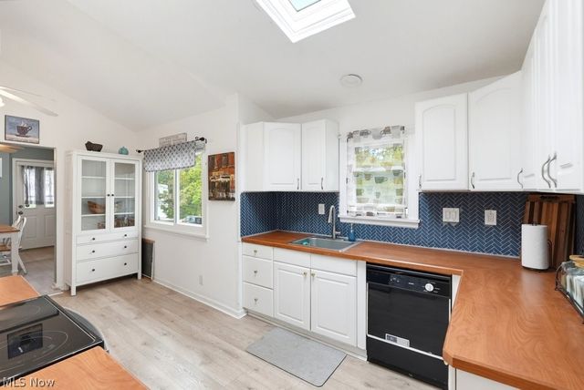 32 Oakwood Avenue, Bedford, OH 44146
