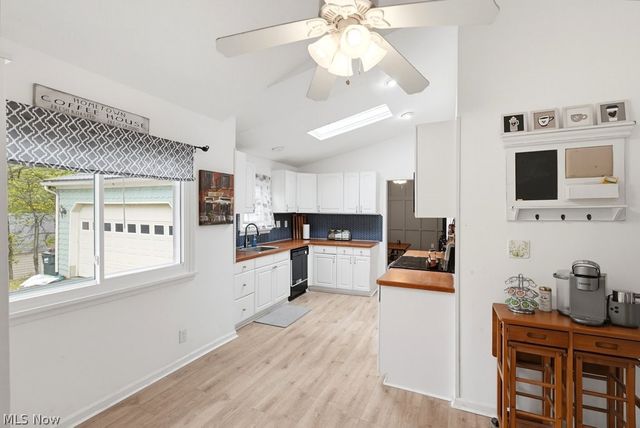 32 Oakwood Avenue, Bedford, OH 44146