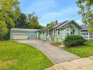 32 Oakwood Avenue, Bedford, OH 44146