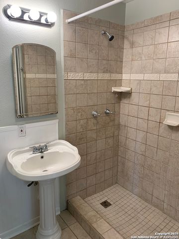 111 LADDIE PL, San Antonio, TX 78201