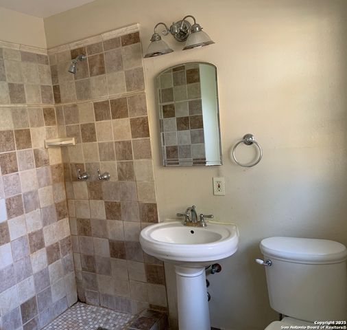 111 LADDIE PL, San Antonio, TX 78201