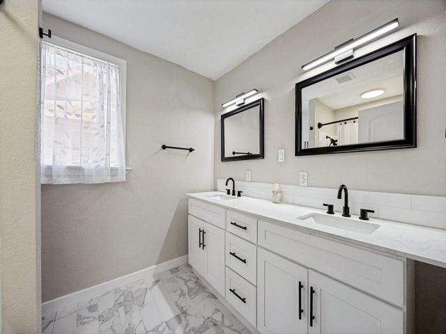 917 W Sears Street, Denison, TX 75020